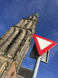 De Martinitoren in Groningen in kikkerperspectief [iPhone 6]