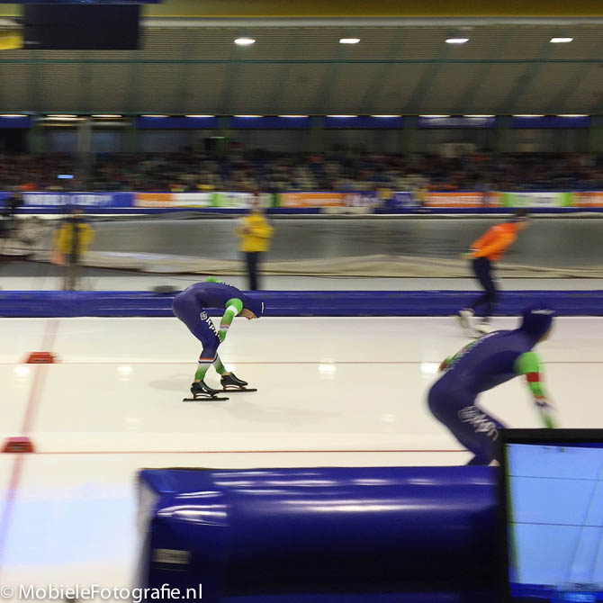 Foto van schaatswedstrijd gemaakt met iPhone6 - meetrekken voor een scherp onderwerp.
