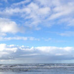 Achtergrondfoto voor je mobiele telefoon: zee met Hollandse wolkenlucht erboven.