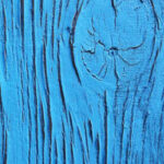 Achtergrond voor je mobiel: Blauwe afbladderende verf met hout-structuur er doorheen.