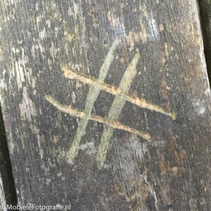 Hashtag teken in hout gekrast