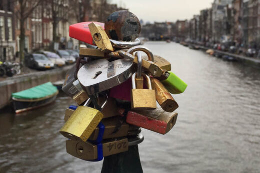 Iphone foto met onscherpe achtergrond in Amsterdam - liefdessloten op brug mobielefotografie.nl