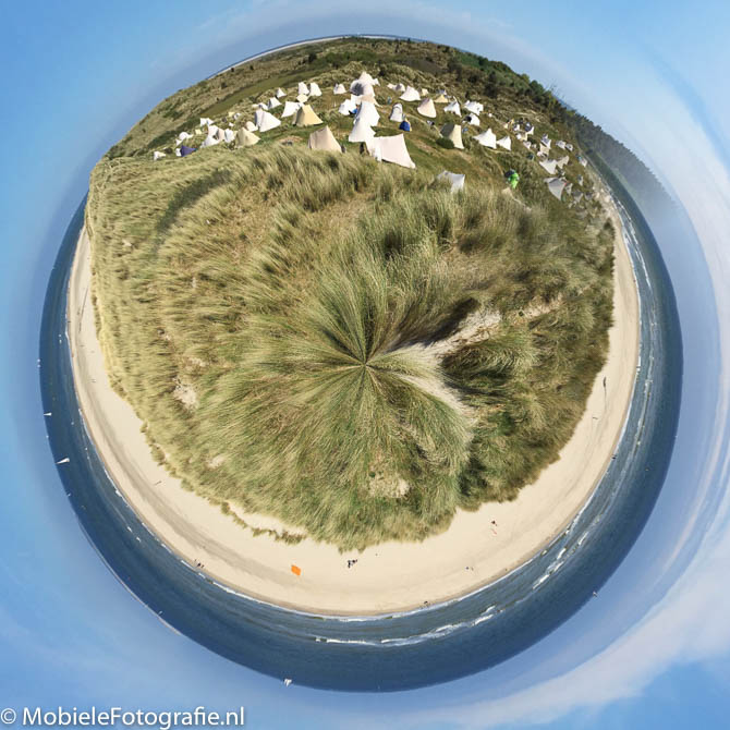 De duinen, zee en camping op Vlieland op een planeet - met de Planetical app.