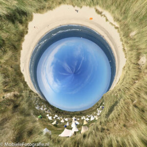 De duinen, de zee en de camping op Vlieland, omgekeerd in de Planetical app.