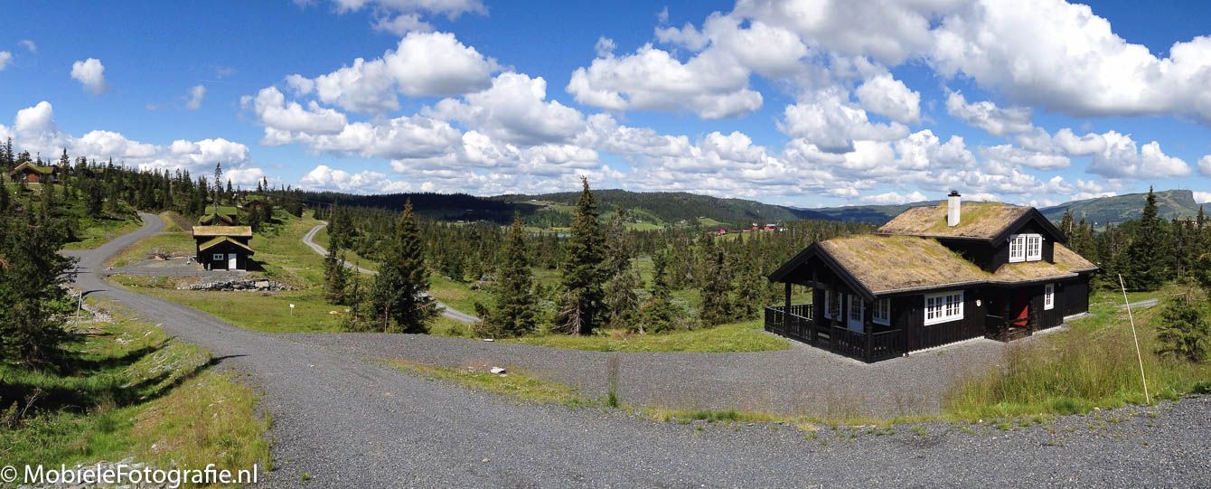 Panoramafoto van een Noors landschap met typische Noorse huisjes.