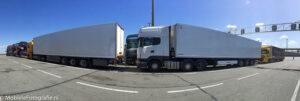 Deze vrachtwagens in Calais staan dicht bij de mobiele telefoon waardoor ze 'krom' op de panoramafoto komen..