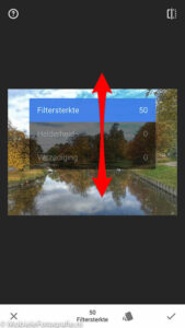 Kies de jusite aanpassing door vertikaal schuiven over het scherm te schuiven in Snapseed.