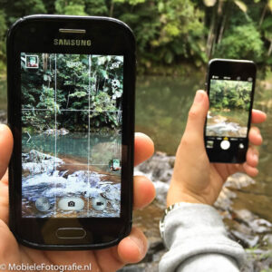 Foto van twee mobiele telefoon die een foto maken.
