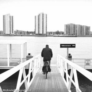 Foto van leidende lijnen richting een fietser op een bruggetje in Rotterdam. [Lumia 640 LTE]