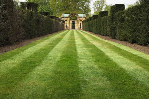 Foto van leidende lijnen in de tuin van Hever Castle in Kent, UK. [iPhone 6]