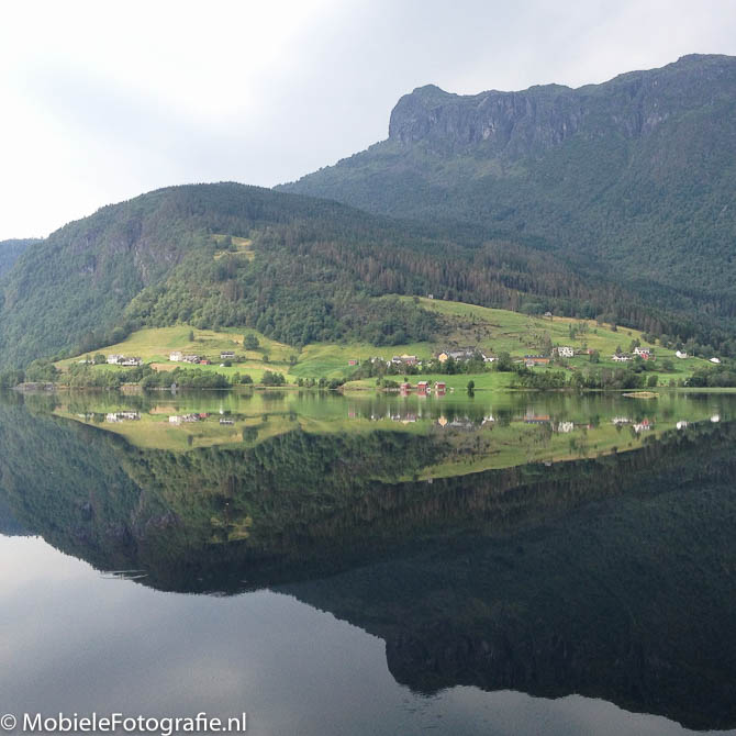 Symmetrie door een spiegelend meer in Noorwegen [iPhone 4s]