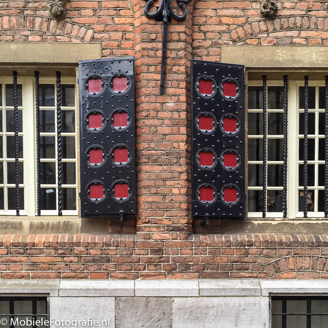 De regel van symmetrie toegepast: Symmetrisch detail van een gebouw in Nijmegen [iPhone 6]