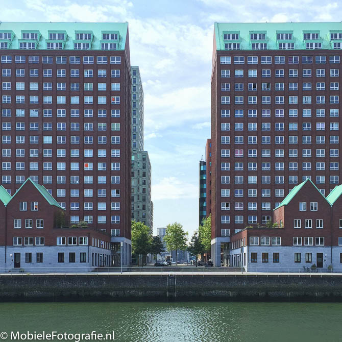 Spiegelsymmetrische gebouwen in Rotterdam [iPhone 6]