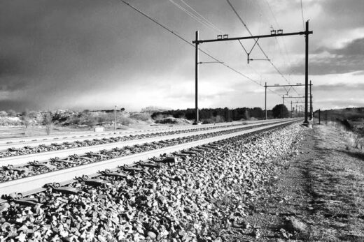 Het spoor Zandvoort - Haarlem. Zwart-wit foto omgezet in Snapseed.