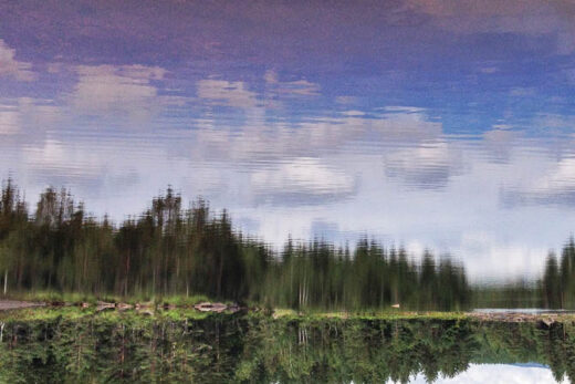 Omgedraaide foto van de spiegeling in een Noors meer. [iPhone 4s]