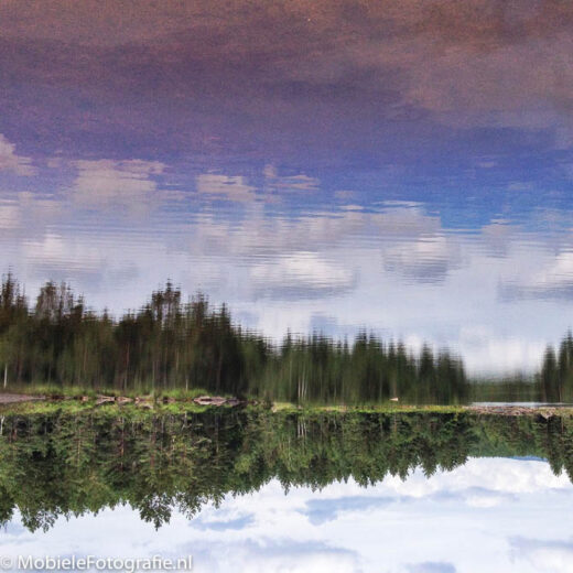 Omgedraaide foto van de spiegeling in een Noors meer. [iPhone 4s]