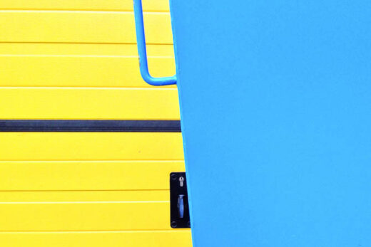 Geel met blauw - een een foto met een abstracte compositie. [iPhone 4s]
