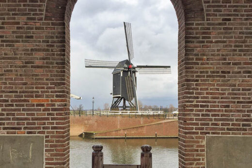 Omlijsting van een molen door een vestingmuur in Heusden. [iPhone 6]