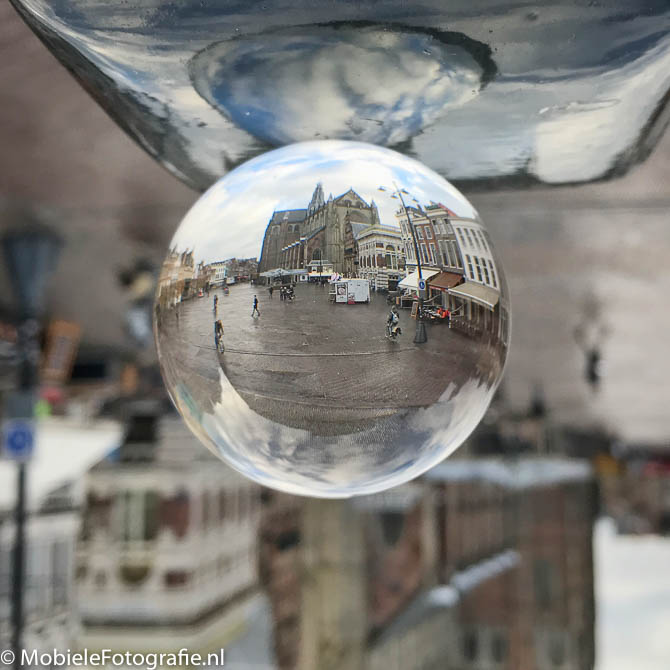 Omgedraaide foto van een glazen bol op de Grote Markt in Haarlem. [iPhone6]