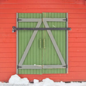 Voorbeeldfoto van Complementaire kleuren: een groene deur in een rode muur. [iPhone 6]