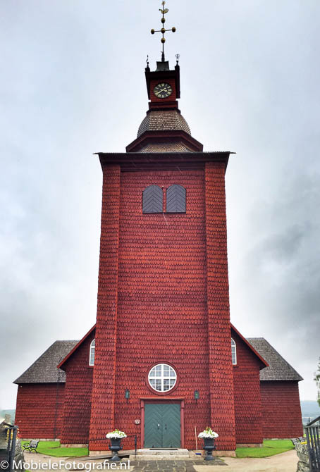 HDR foto van houten kerk tegen een lichte lucht. [iPhone 6 met HDR Pro app]