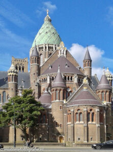 De Haarlemse St. Bavo kathedraal na bewerking met Snapseed's Perspectief-tool. [Samsung Galaxy Trend]