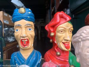 Twee poppen in een donkere antiekwinkel